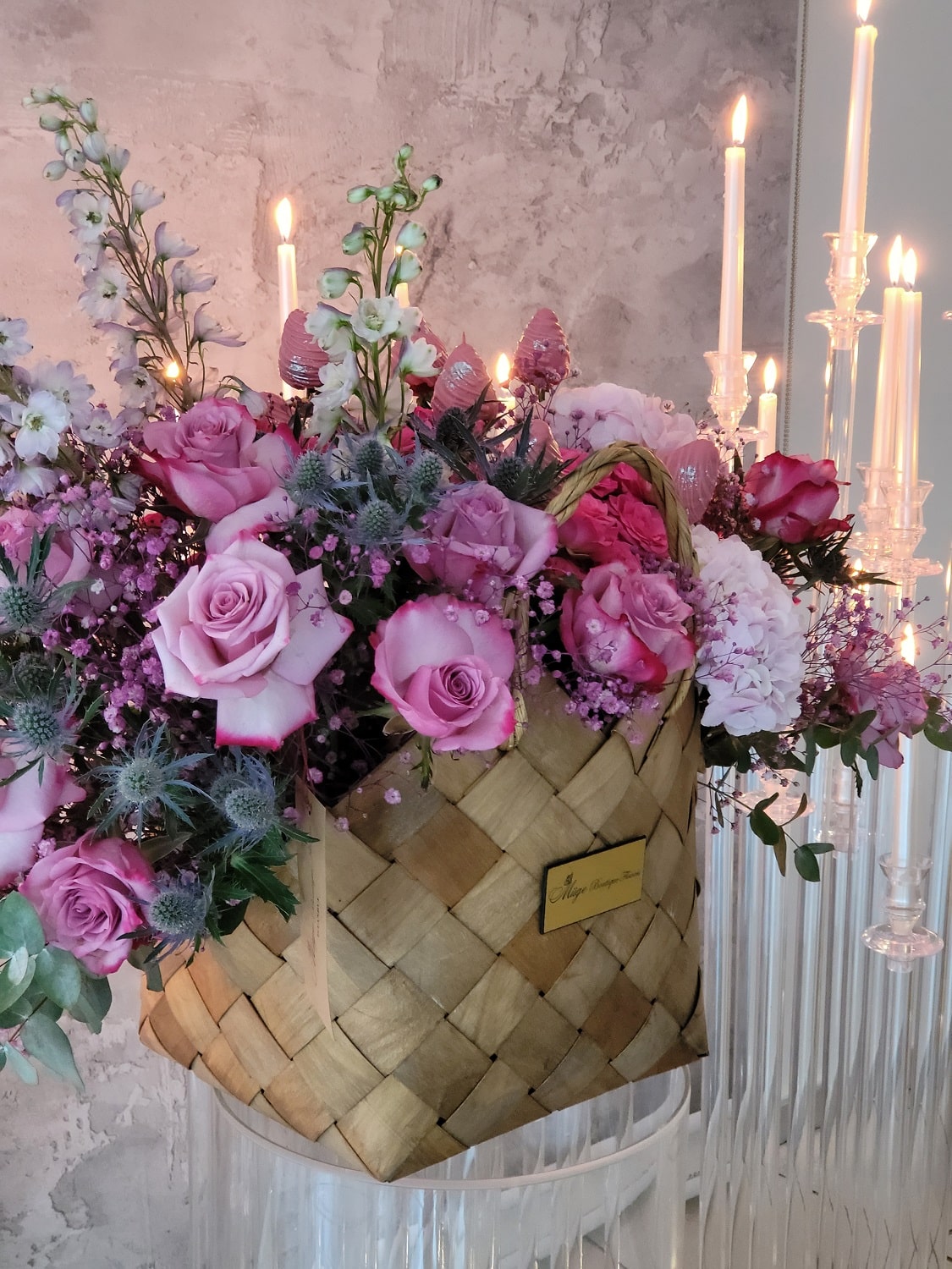 İthal sepette bir sepet taze pembe gül