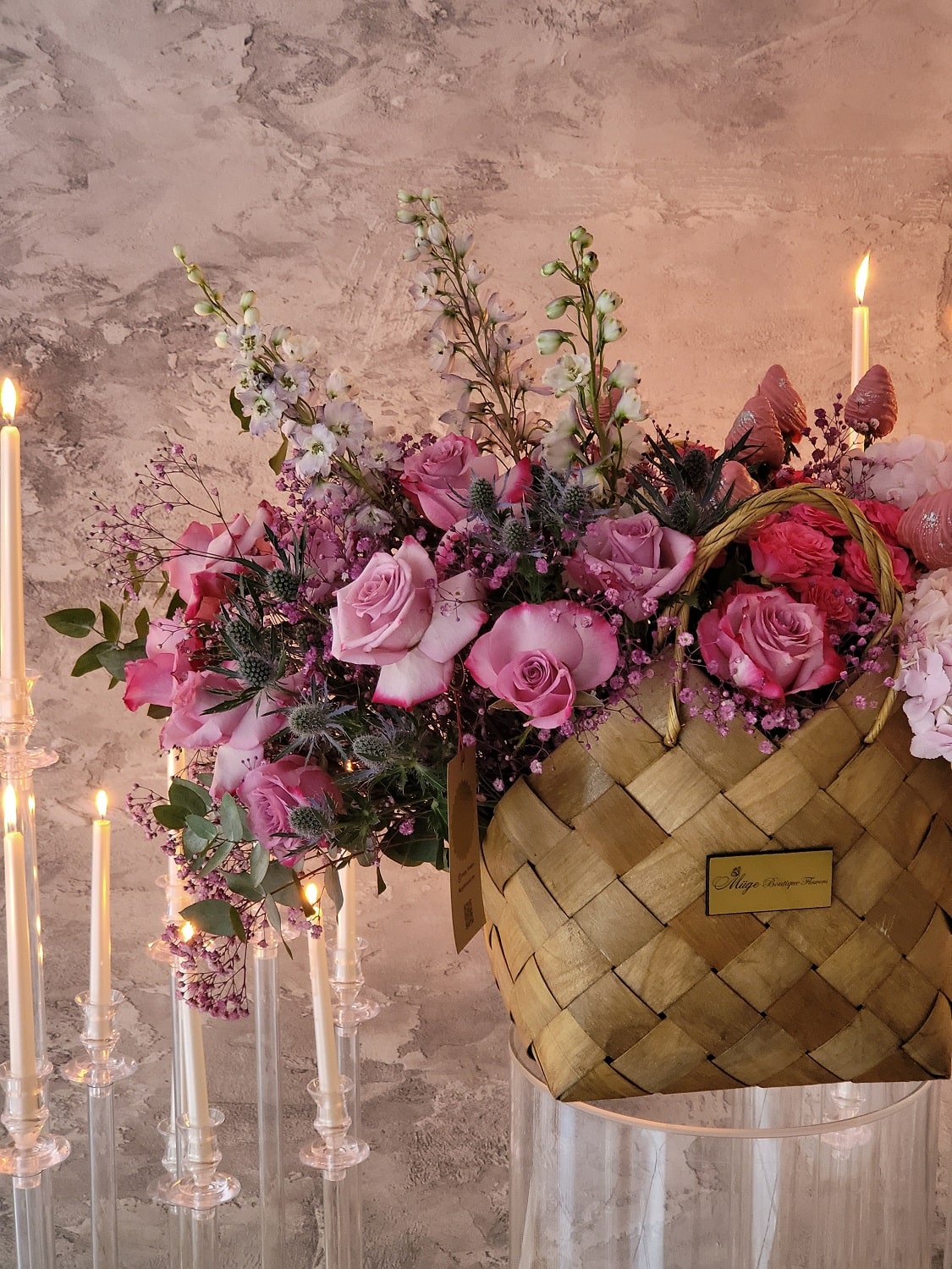 İthal sepette bir sepet taze pembe gül