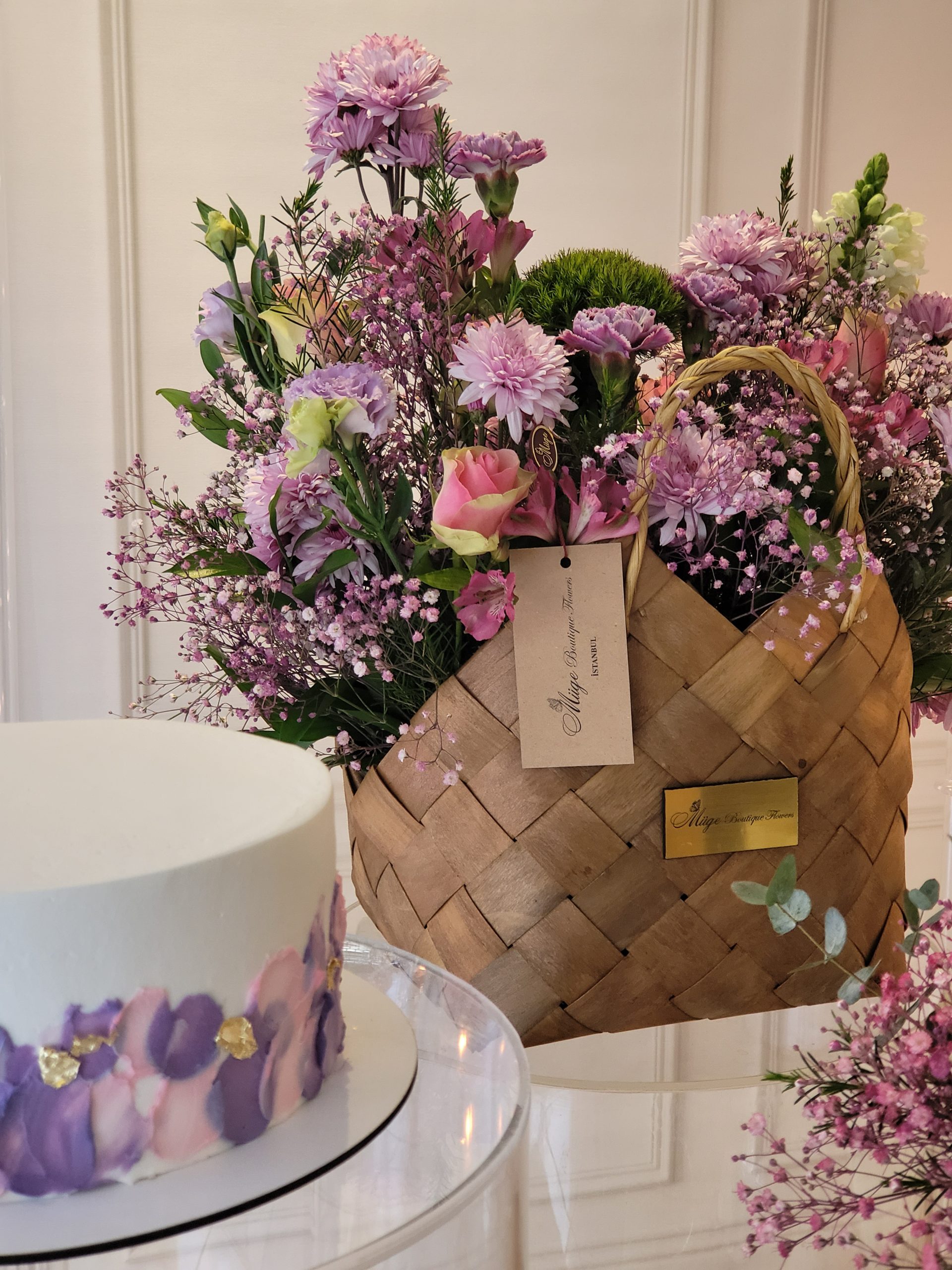 سلة زهور طازجة لحديقة الربيع