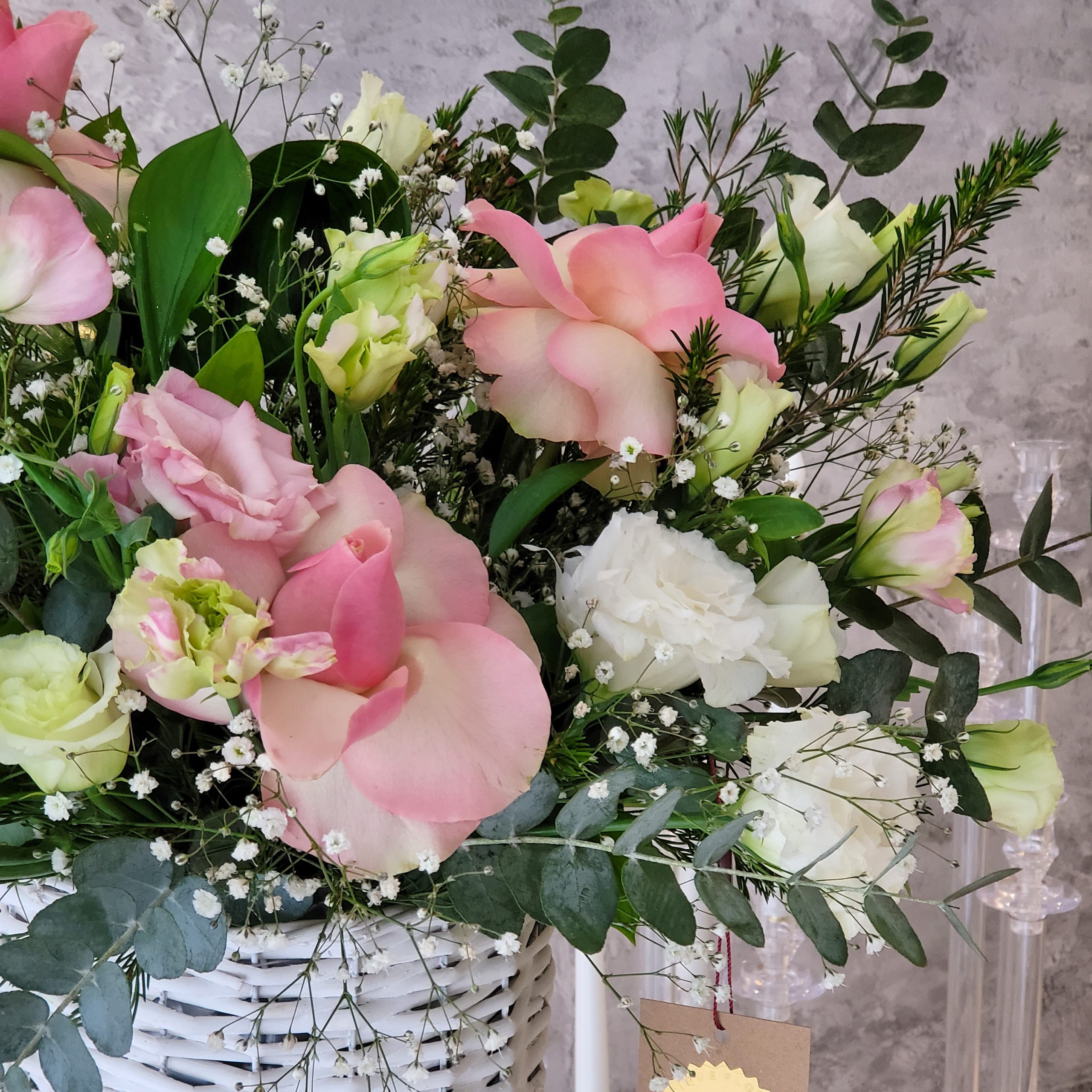 Ayaklı Beyaz Hasır Sepet Aranjmanları