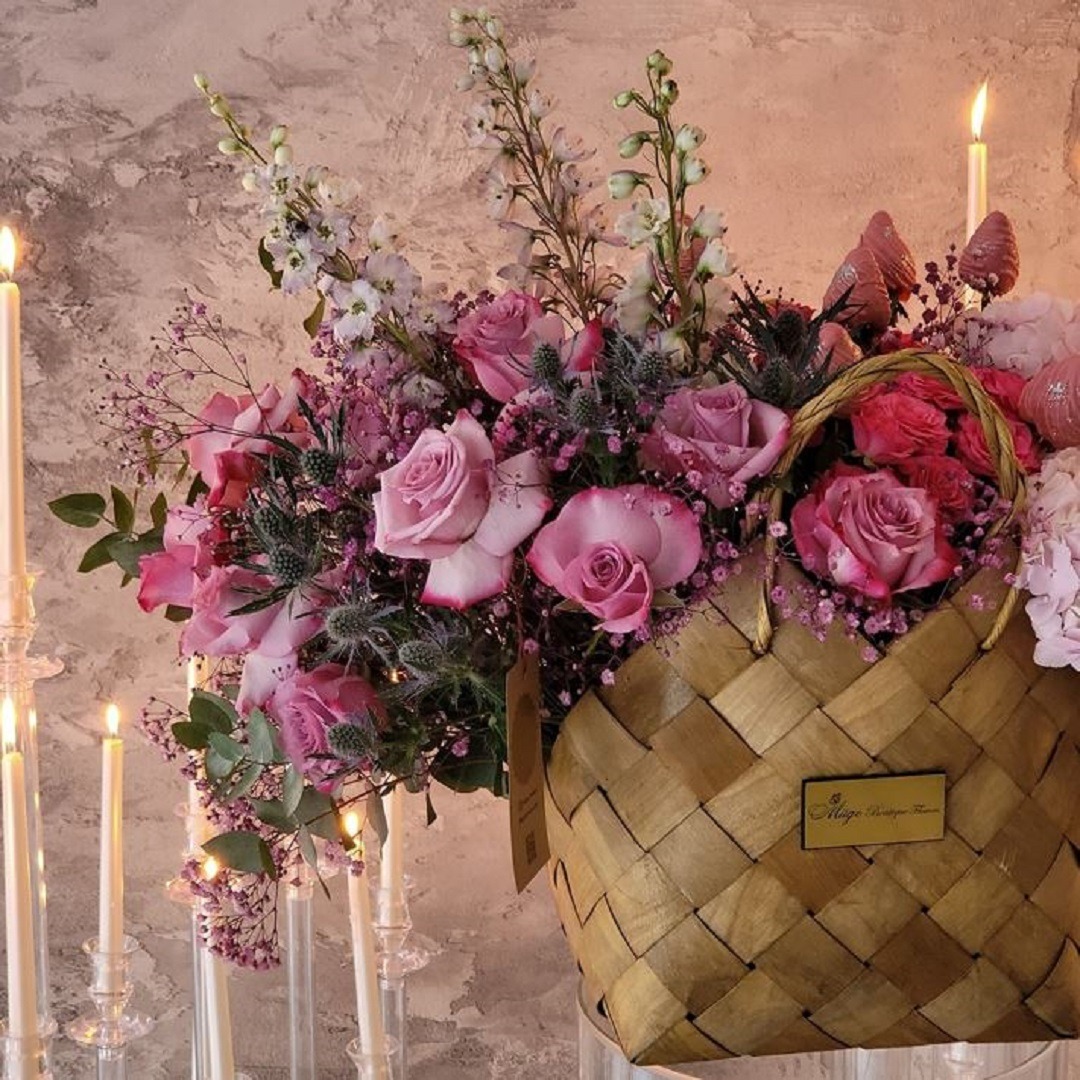 İthal sepette bir sepet taze pembe gül