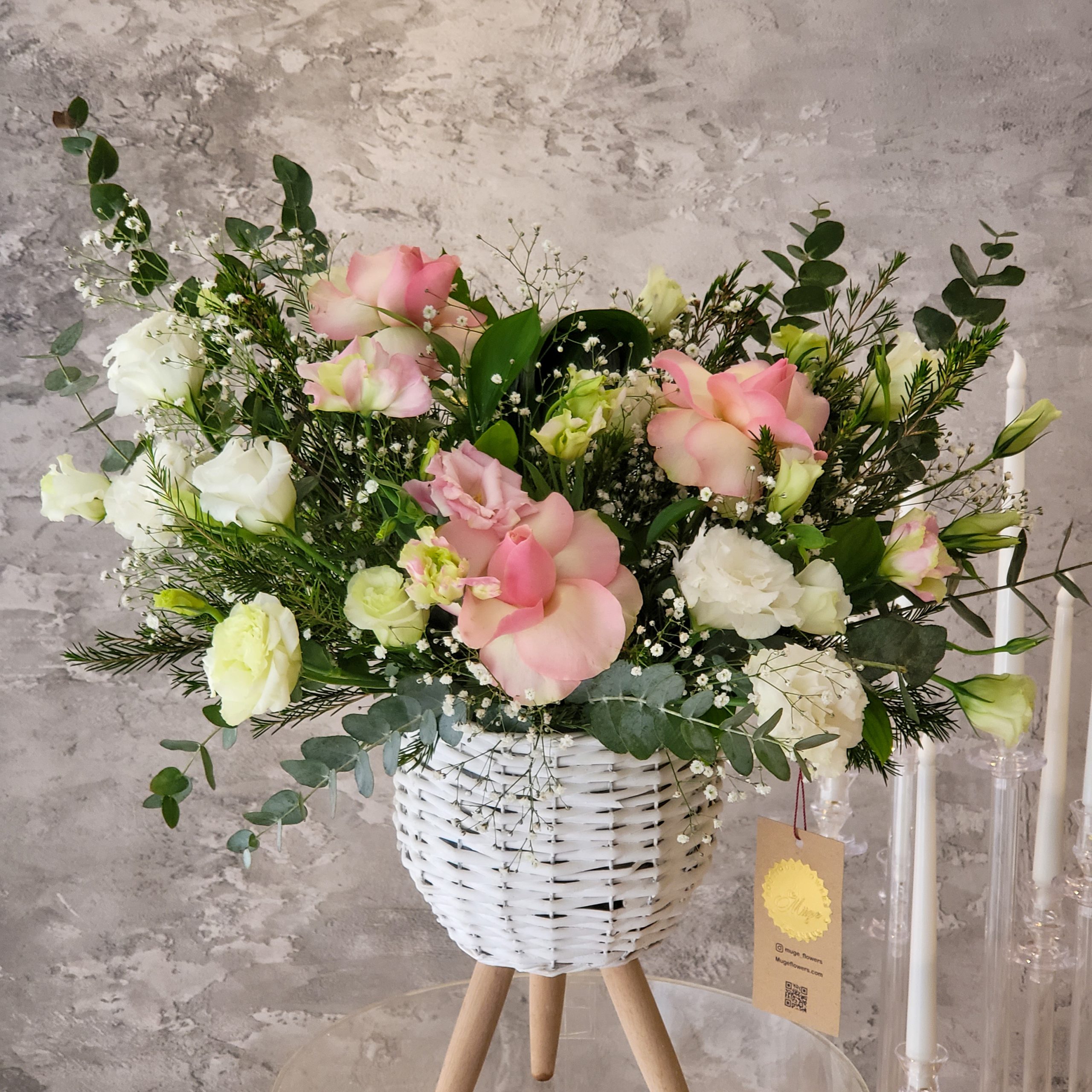 Ayaklı Beyaz Hasır Sepet Aranjmanları