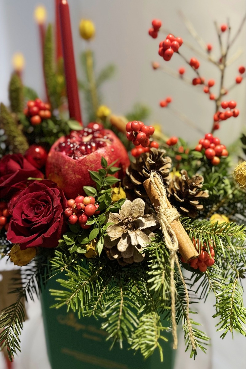 Bir sepet taze nar çiçeği