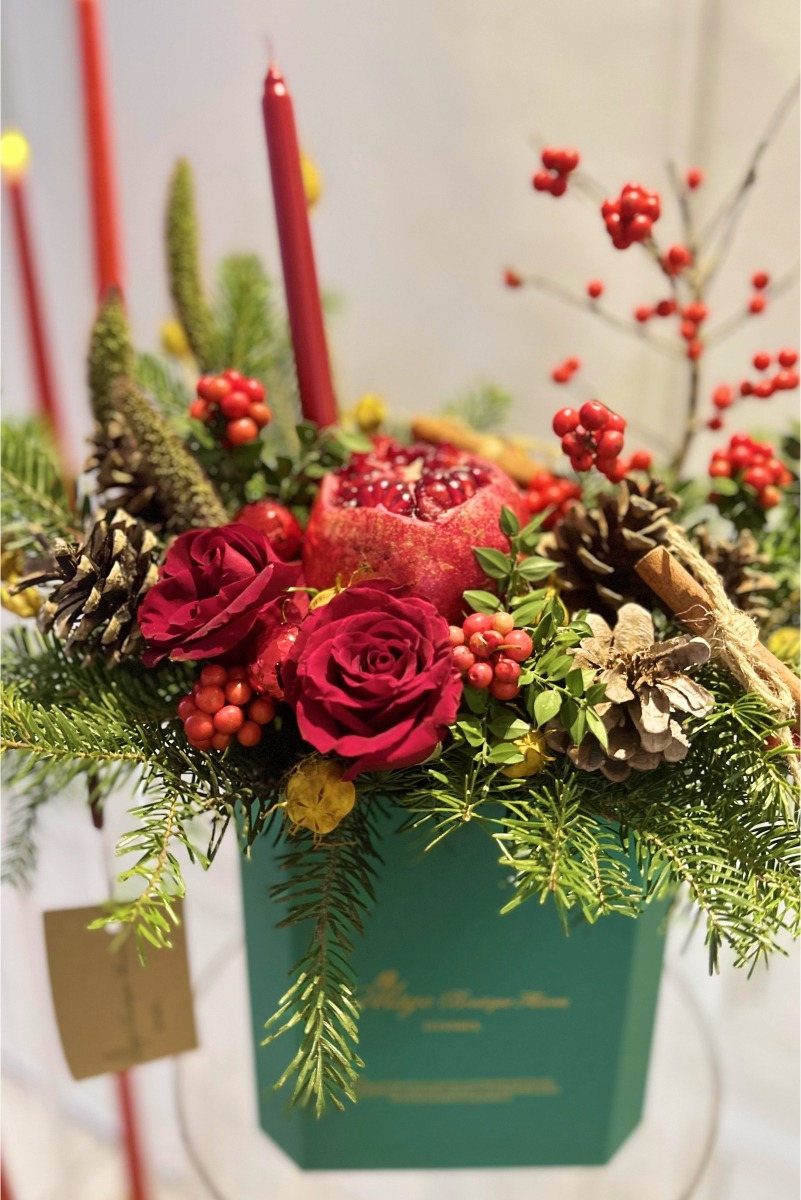 Bir sepet taze nar çiçeği