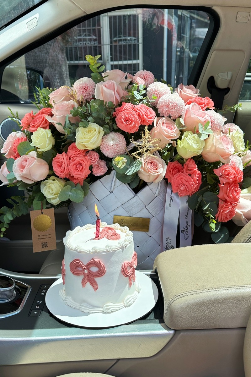 Güneşin taze çiçeklerinden oluşan sepet