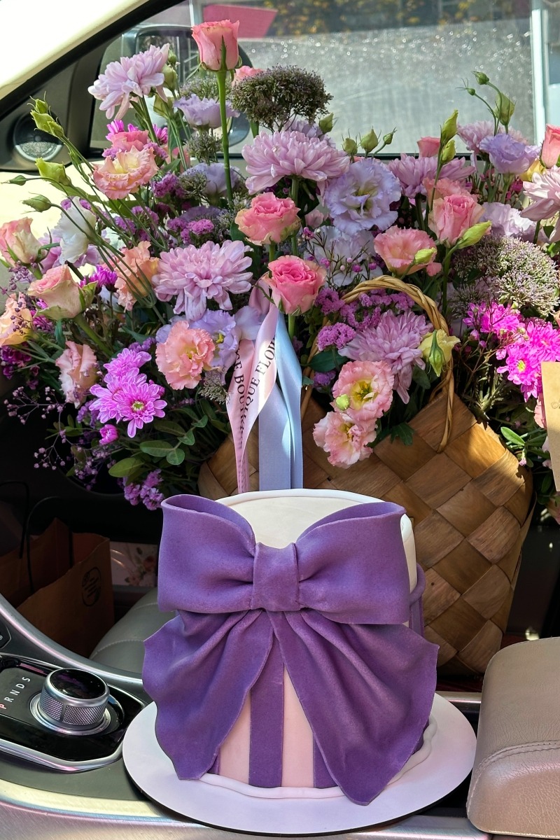 Bir sepet taze çiçek