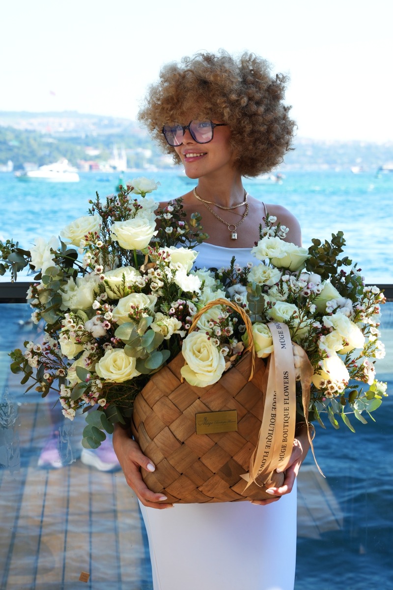 Linda Lux taze çiçek sepeti