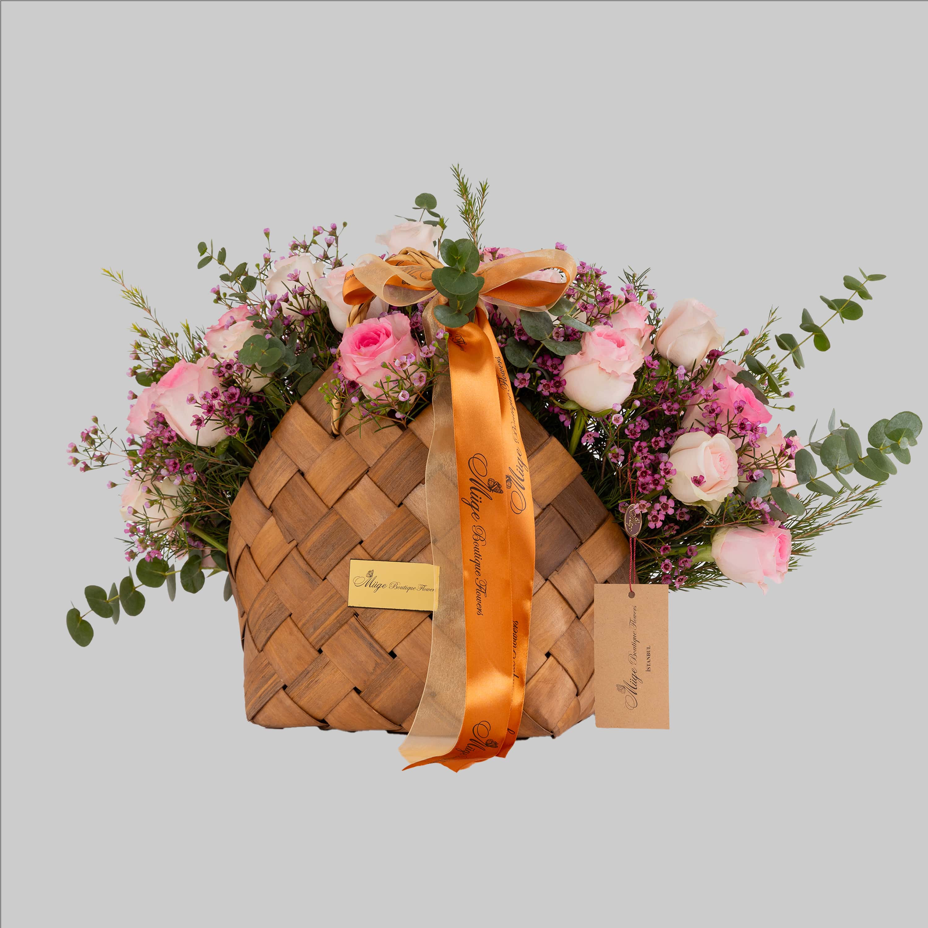 Taze pembe gül hasır çiçek sepeti