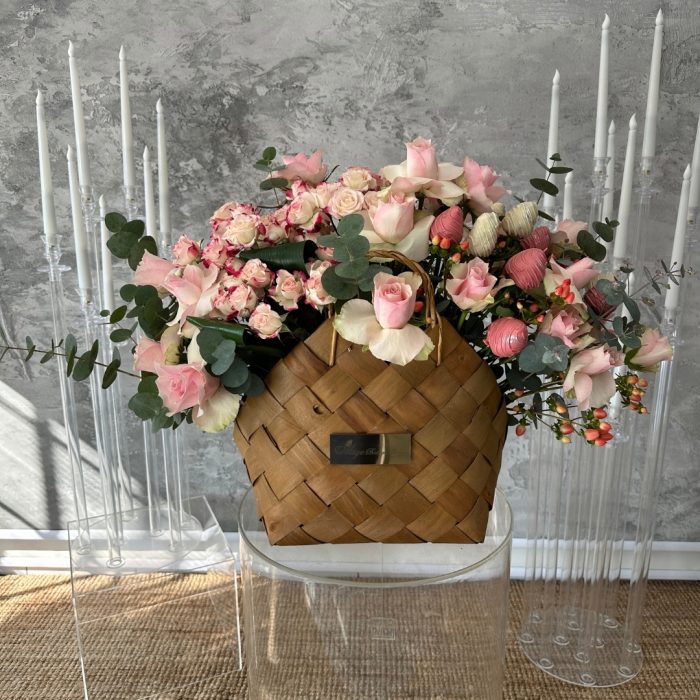 İthal sepette taze pembe gül ve çikolatalardan oluşan sepet