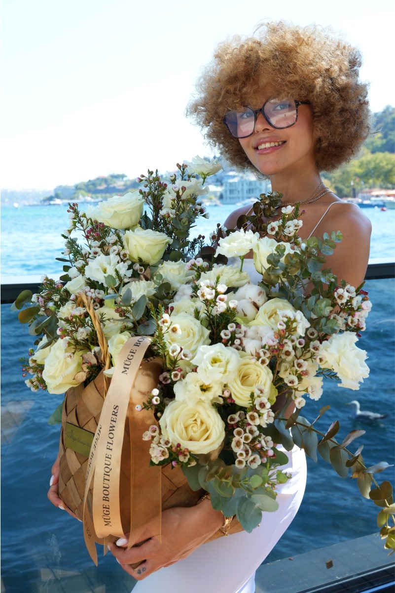 Linda Lux taze çiçek sepeti