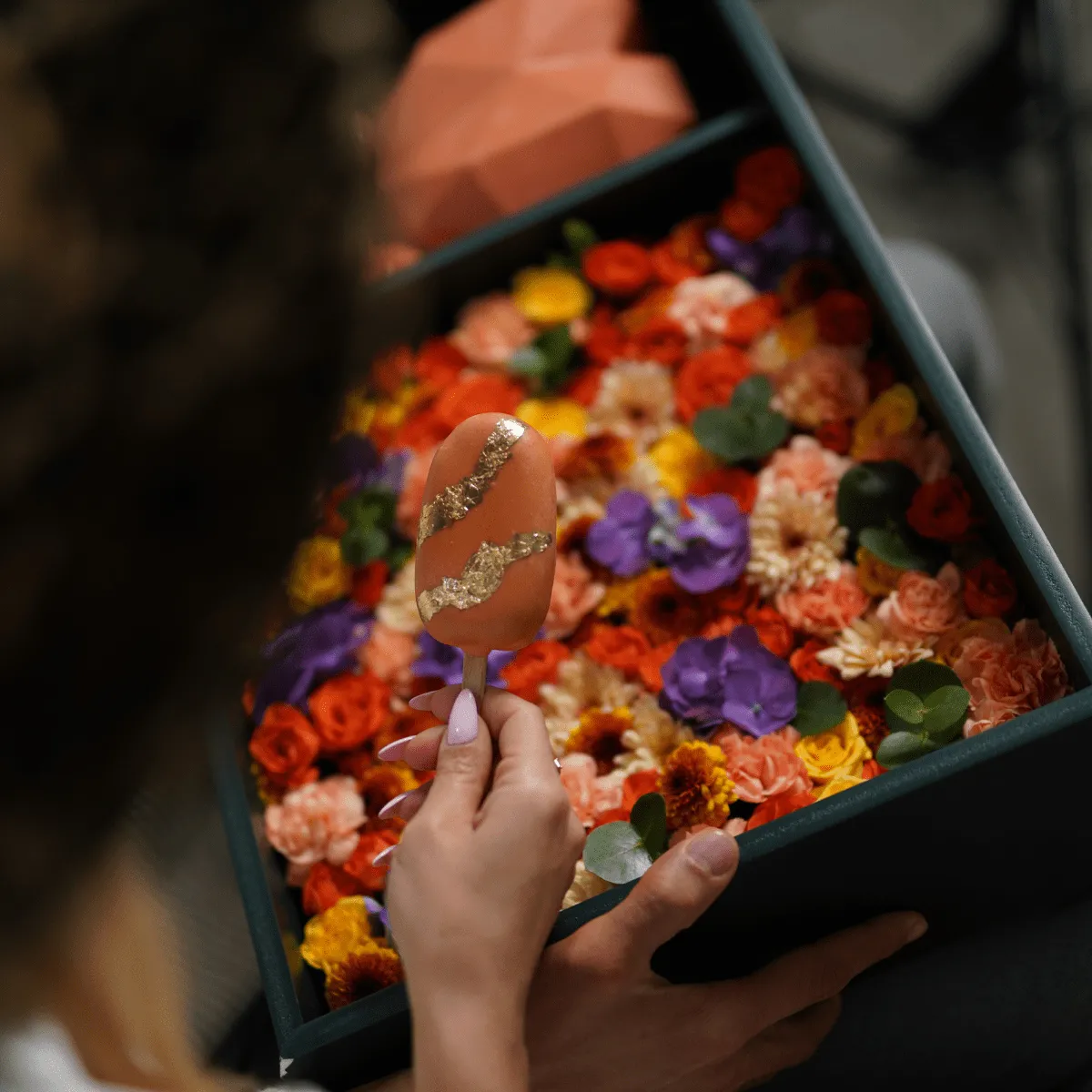 Yeşil Çiçek ve Çikolatalı Aşk Kutusu