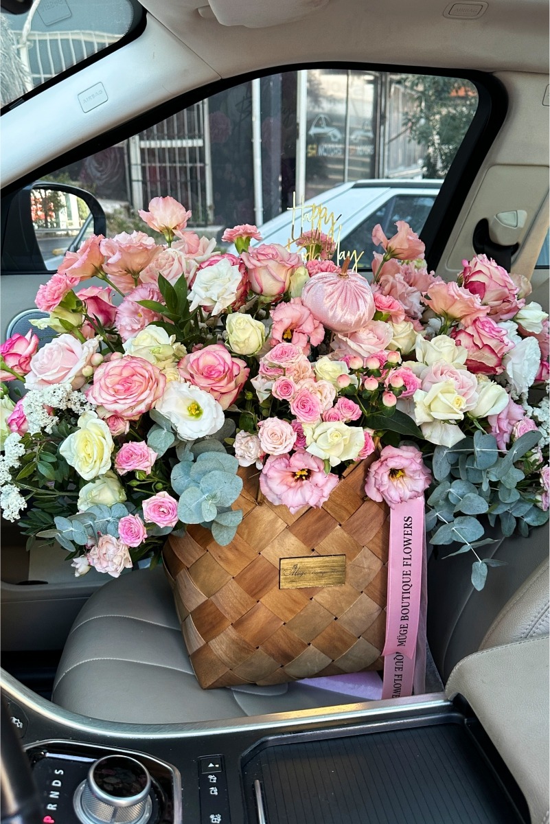 Büyük pembe taze çiçek sepeti