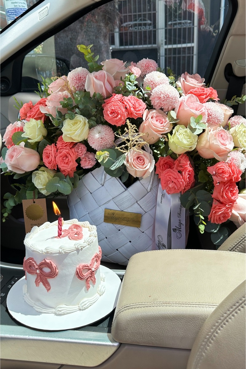 Güneşin taze çiçeklerinden oluşan sepet