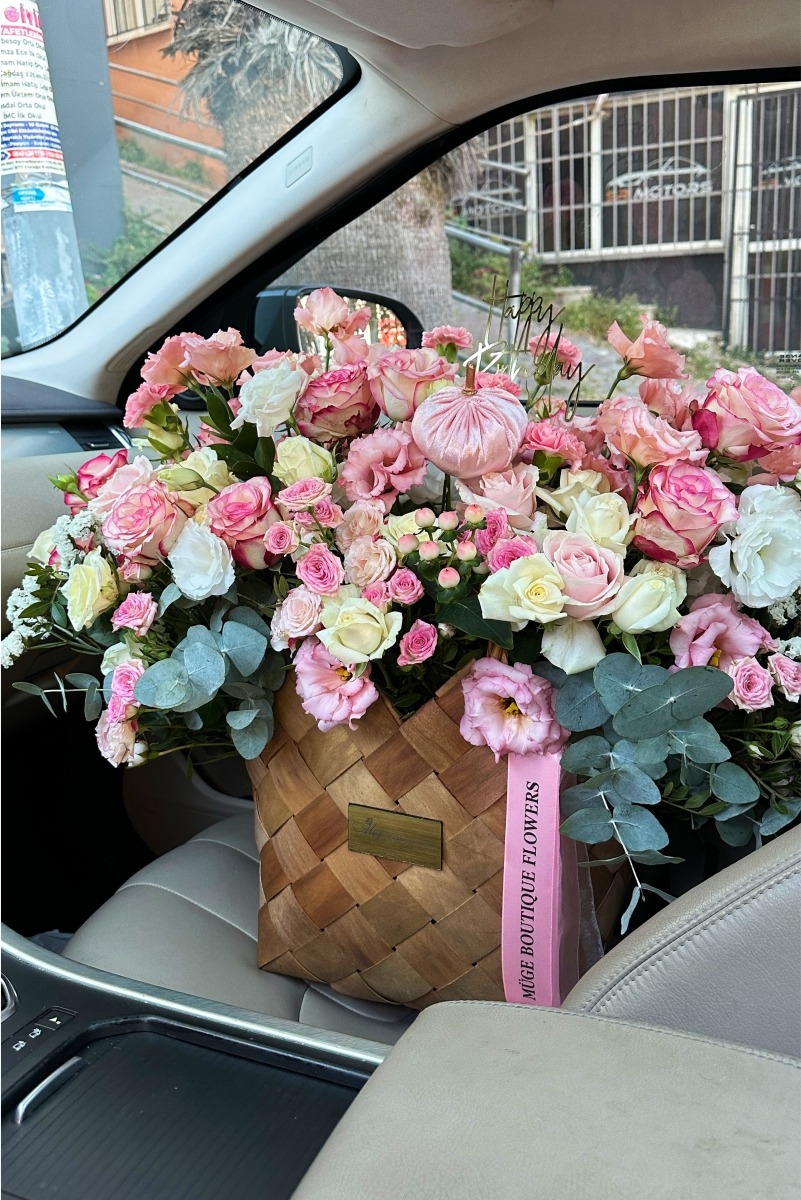 Büyük pembe taze çiçek sepeti