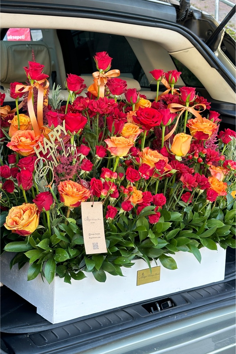 جعبه گل قرمز سلطنتی