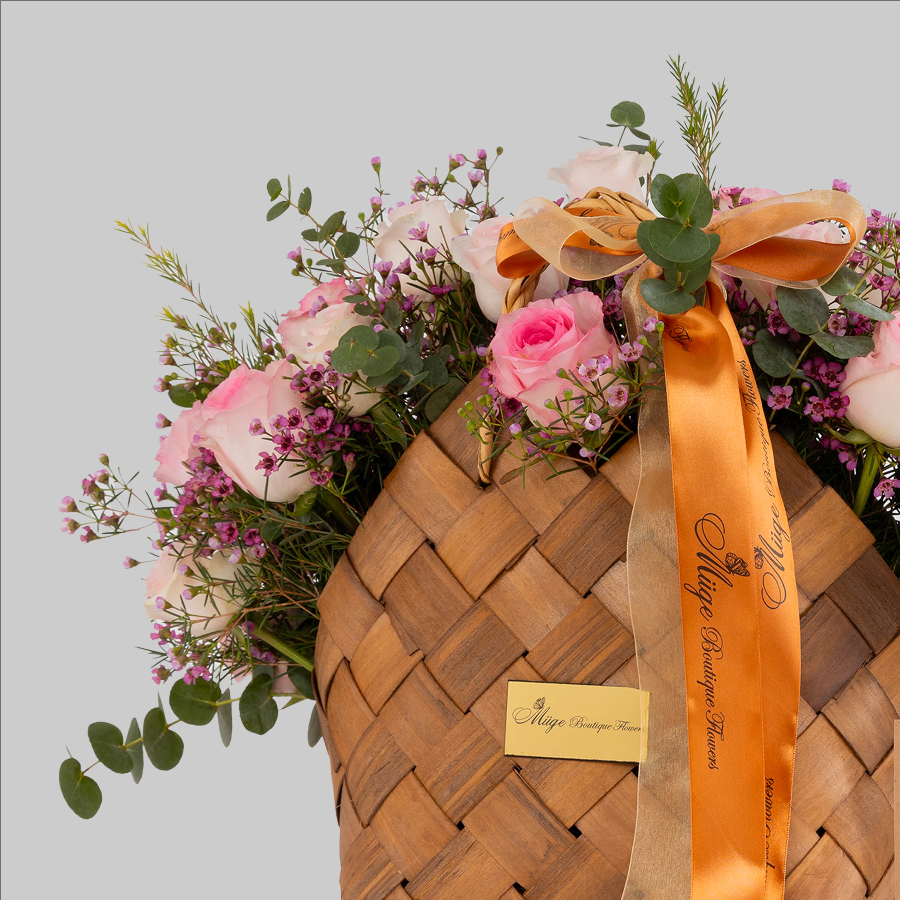 Taze pembe gül hasır çiçek sepeti