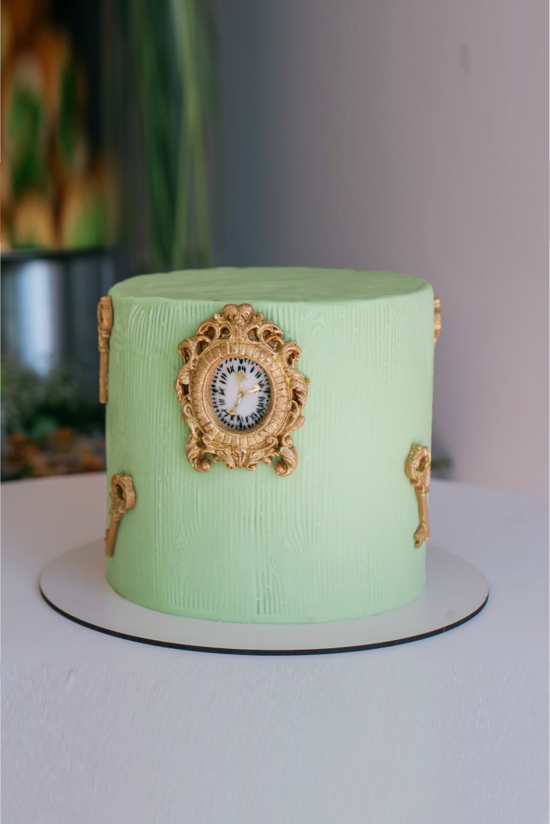 Yeşil saat resimli pastası