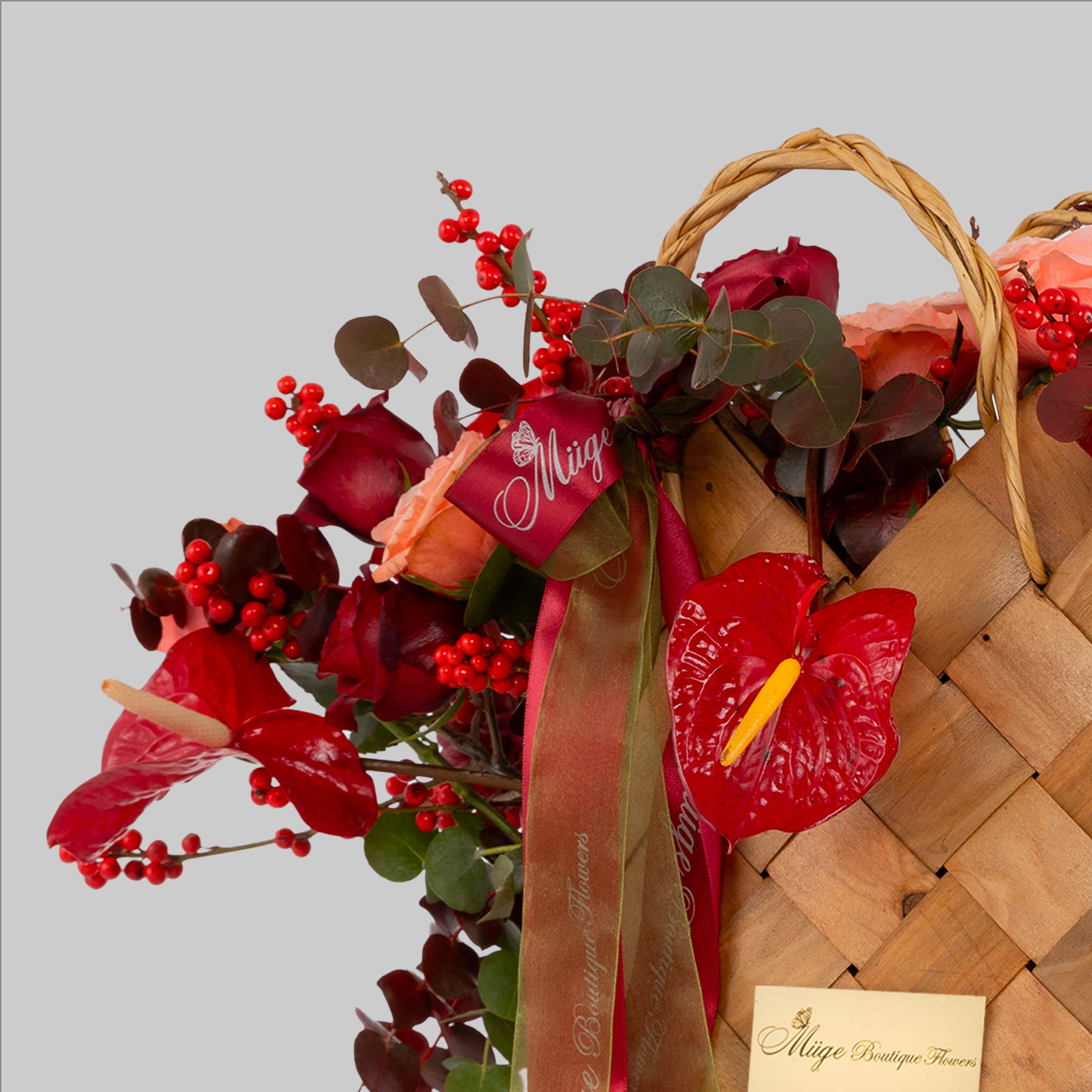 Aşk rengi hasırdan yapılmış taze çiçek sepeti