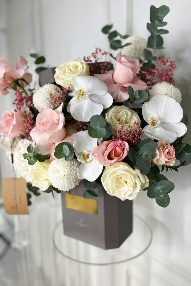 جعبه گل طوسی با گل رُز