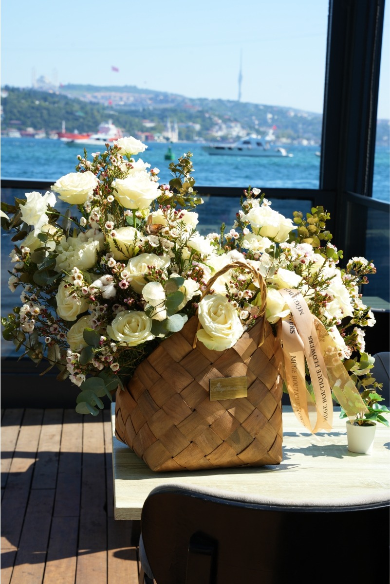 Linda Lux taze çiçek sepeti