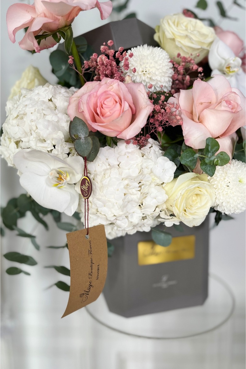 جعبه گل طوسی با گل رُز