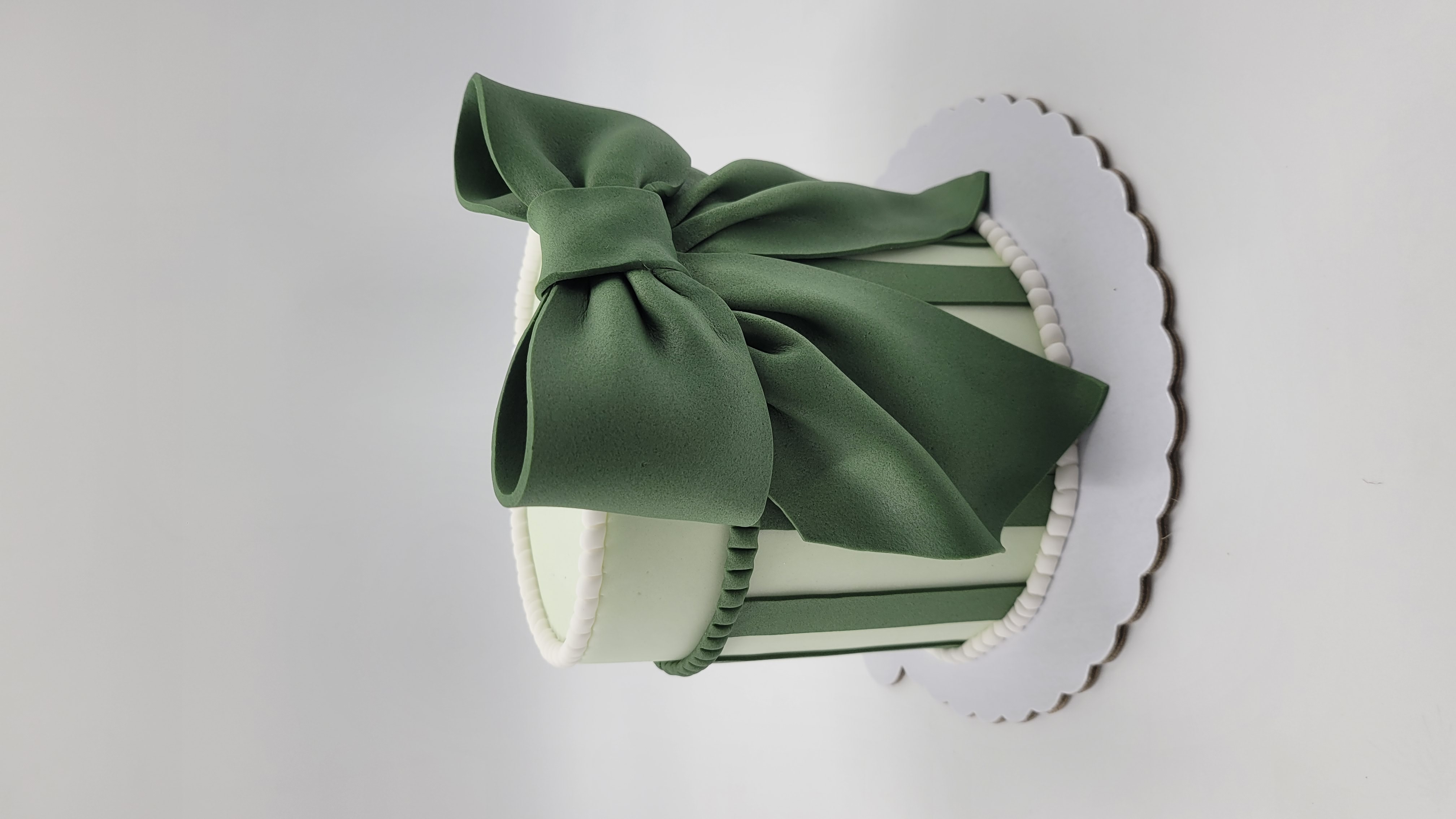 yeşil papyonlu pasta